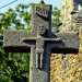 Croix sur une place du village de Meymargues