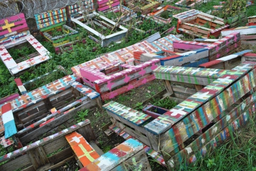 zones interstitielles de création,street art sauvage,jardin partagé improvisé,carrés de culture potagère,art brut