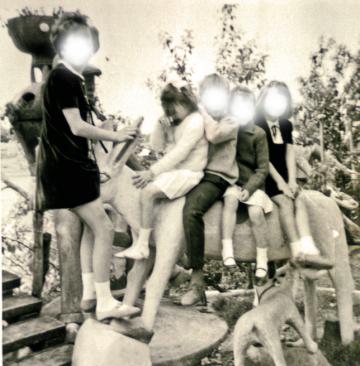 Séraphin Enrico, le jardin avec les visiteurs enfantins sur les statues, vers 1968, document Olivier Thiébaut.jpg