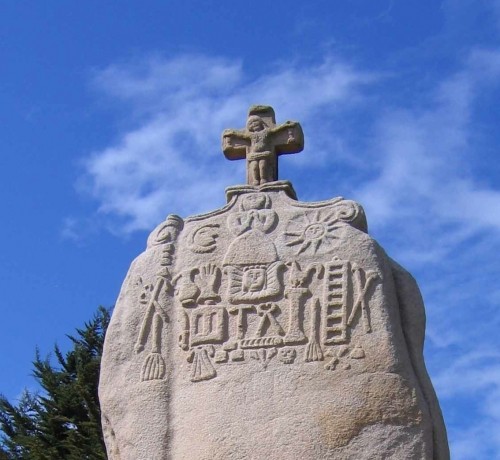 Menhir christianisé de St-Duzec, ph.M.-B.L et Belvert, 2009.jpg