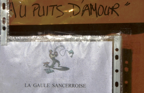 puits d'amour (non d'un bar) et gaule, saint satur, sur la vitrine d'une maison de lapresse, comm par JC Sandré .JPG