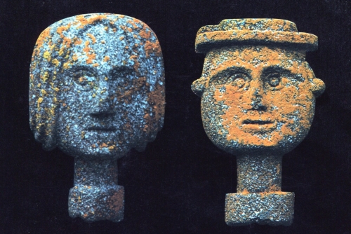 Têtes sculptées sur un ousta du haut Gévaudan, couv de livre.jpg