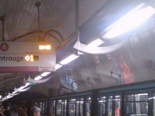Les faux dans le métro de la ligne 4, design mortifère.jpg