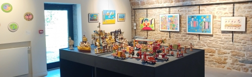 Vue d'une salle avec maquettes de René guisset et pierre et raymonde petit.jpg