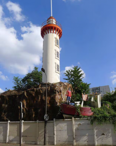 Phare de la rue Castagnary, près de la gare de montp (répl du ph du Croisic).png