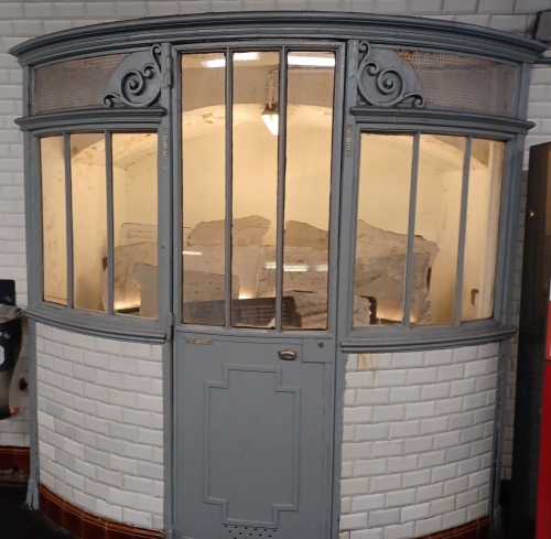 métro liège, céramique bleue, daniel Hicter, Marie-claire Van Muchelen, patrick corillon, fiction poétique en situation, installation poétique, art dans le métro parisien, art public, forêt liégeoise