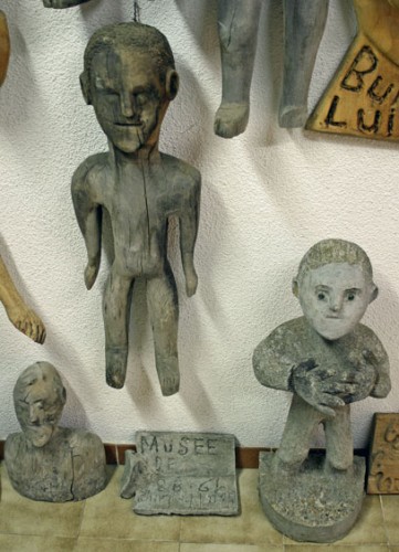 Lui Buffo, quelques statuettes en bois et en ciment, musée les Amoureux d'Angélique, ph.B.Montpied, 2008.jpg